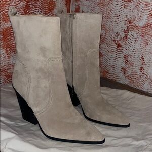 FLAWS-SEE👇🏼 | NWOT | Veronica Beard | Logan Booties | Size 10.5 | Color Chiffon